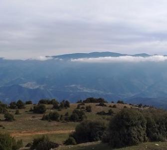 Foto (© GZlg): Sicht auf die Ebene von Kozani und das Vourinos-Bergmassiv.
