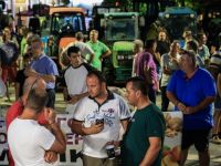 Unser Foto (© Eurokinissi) entstand am 14.7.2025. Abgebildet sind Landwirte und Viehzüchter in der mittelgriechischen Stadt Larissa. Mit ihrem Protest machten sie auf den OPEKEPE-Skandal aufmerksam.