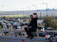 Unser Foto (© Eurokinissi) entstand am Sonntag (30.11.) auf der Nationalstraße zwischen Athen und Thessaloniki.