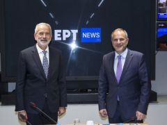 Unsere Fotos (© Eurokinissi) entstanden während eines Besuchs von Übergangspremierminister Ioannis Sarmas (l.) im zentralen ERT-Gebäude.