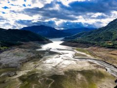 Unser Archivfoto (© Eurokinissi) zeigt den niedrigen Wasserstand im Stausee des Mornos-Damms in Mittelgriechenland.