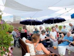 Gemütliches Beisammensein auf der Terrasse des Hauses Koroneos (Foto: www.hauskoroneos.gr)