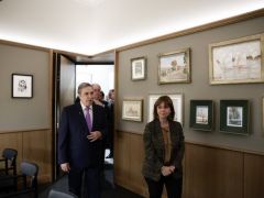 Unser Foto (© Eurokinissi) zeigt Staatspräsidentin Katerina Sakellaropoulou während ihres Besuches im Kavafis-Archiv.