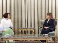 Unser Archivfoto (© Eurokinissi) zeigt die ehemalige Staatspräsidentin Katerina Sakellaropoulou (r.) und die Botschafterin Vietnams Pham Thi Thu Huong.