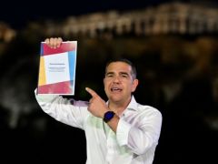 Unser Foto (© Eurokinissi) zeigt Alexis Tsipras am Dienstag (26.5.) mit der Gründungsdeklaration der Partei „Elas“ in der Hand. Hinter ihm ist die Athener Akropolis zu sehen.