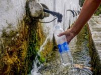 Foto (© Eurokinissi): Noch fließt Wasser aus einigen Dorfbrunnen.