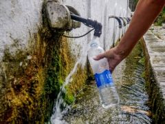 Foto (© Eurokinissi): Noch fließt Wasser aus einigen Dorfbrunnen.
