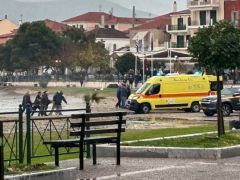 Unnser Foto (© Eurokinissi) entstand an der Unfallstelle in Paralio Astros, wo der Hafenbeamte von einer Welle ins Meer gerissen wurde und dadurch ums Leben kam. 