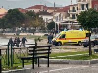 Unnser Foto (© Eurokinissi) entstand an der Unfallstelle in Paralio Astros, wo der Hafenbeamte von einer Welle ins Meer gerissen wurde und dadurch ums Leben kam.