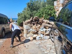 Unser Foto (© Eurokinissi) entstand am Sonntag (16.8.) nach dem Unwetter in der Mani.
