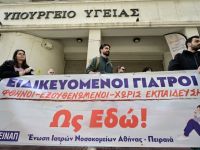 Unser Archivfoto (© Eurokinissi) entstand während einer Demonstration von Krankenhausärzten vor dem Gesundheitsministerium in Athen.