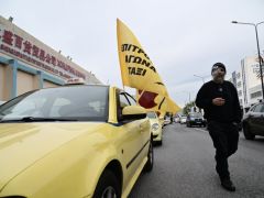 Unsere Fotos (© Eurokinissi) entstanden während der Protestaktion der Taxifahrer in Athen.