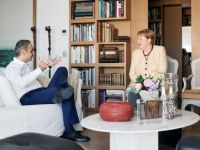 Unser Foto (© Eurokinissi) entstand am Donnerstag (3.7.) während eines Treffens zwischen Premierminister Kyriakos Mitsotakis (l.) und der ehemaligen deutschen Bundeskanzlerin Angela Merkel.