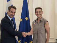 Unser Foto (© Eurokinissi) entstand während des Treffens zwischen Premier Kyriakos Mitsotakis und der Vizepräsidentin der EU-Kommission Margrethe Vestager.