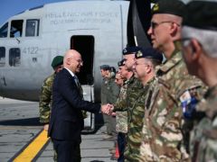 Unser Foto (© Eurokinissi) entstand während des jüngsten Besuches von Verteidigungsminister Nikos Dendias auf Zypern.