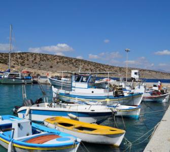 Foto (© Griechenland Zeitung / Jan Hübel): Der schmucke Hafen auf der Kleininsel Iraklia
