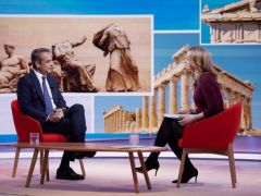 Unser Foto (© Eurokinissi) entstand am Sonntag (26.11.) während des Interviews von Mitsotakis in London.