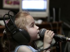Traditionelle Medien, wie etwa das Radio, spielen eine immer geringere Rolle.Foto (© Eurokinissi)