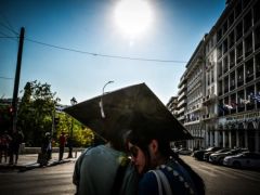 Das Foto (© Eurokinissi) zeigt die heißen Temperaturen in Athen.