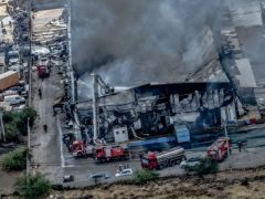 Unser Foto (© Eurokinissi) entstand am Donnerstag (9.7.) nach der Explosion und einem Großbrand im westattischen Ort Aspropyrgos. Bisher starb ein Mensch an den dabei erlittenen Verletzungen.