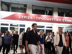 Unser Foto (© Eurokinissi) zeigt Stefanos Kasselakis, der als Sieger aus der ersten Runde der SYRIZA-Wahlen hervorging.