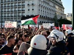 Unsere Fotos (© Eurokinissi) entstanden während der Demonstrationen in Thessaloniki und Athen.