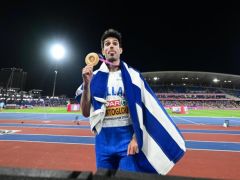 Unser Foto (© Eurokinissi) zeigt Tentoglou mit seiner Goldmedaille nach seinem Sieg in Birmingham.
