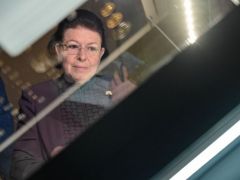 Unser Beispielfoto (© Eurokinissi) zeigt Kulturministerin Lina Mendoni vor beschlagnahmten Münzen, die illegal ausgegraben und verkauft wurden.