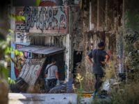 Unser Foto (© Eurokinissi) zeigt das Gebäude im Athener Stadtteil Kypseli, in dem die Leiche der 38-jährigen Britin gefunden wurde.