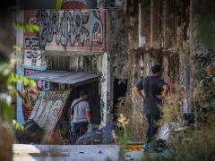 Unser Foto (© Eurokinissi) zeigt das Gebäude im Athener Stadtteil Kypseli, in dem die Leiche der 38-jährigen Britin gefunden wurde.