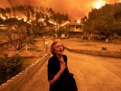 Das Foto (© Konstantinos-Tsakalidis) ist eines der Gewinnerfotos und wurde während der Baldbrände auf Euböa aufgenommen.