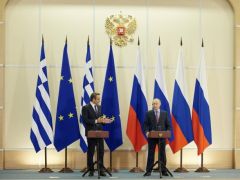 Unser Archivfoto (© Eurokinissi) entstand Anfang Dezember 2021 während eines Treffens zwischen Premierminister Kyriakos Mitsotakis (l.) und dem russischen Präsidenten Wladimir Putin.