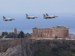 Unser Foto (© Eurokinissi) entstand am Nationalfeiertag, dem 25. März 2026, in Athen. Abgebildet sind griechische Kampfflugzeuge über der Akropolis. 