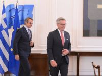 Unsere Fotos (© Eurokinissi) entstanden am Dienstag (1.7.) im Rahmen eines Treffens zwischen Premierminister Kyriakos Mitsotakis (l.) und dem EU-Kommissar für Inneres und Migration Magnus Brunner.