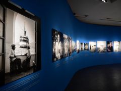 Unser Archivfoto (© Eurokinissi) entstand am 27. Mai 2024 im Athener Akropolismuseum, damals wurde dort die Ausstellung „Χαίρε Ξένε Στη Χώρα των Ονείρων“ – („Willkommen Fremder im Land der Träume“) mit Fotografien von Robert McCabe gezeigt.