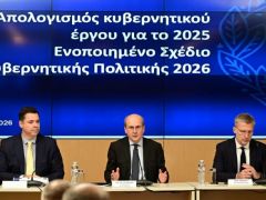 Unser Foto (© Eurokinissi) entstand am Dienstag (20.1.) während der gemeinsamen Pressekonferenz mit dem stellvertretenden Regierungschef Kostis Chatzidakis und Staatsminister Akis Skertsos.