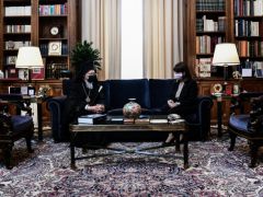 Unsere Fotos (© Eurokinissi) entstanden am Dienstag (23.11.) während eines Treffens zwischen der griechischen Staatspräsidentin Katerina Sakellaropoulou und dem Ökumenischen Patriarchen Bartholomäus.