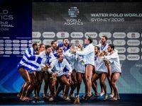 Unser Foto (© Eurokinissi) zeigt Griechenlands Herren-Nationalmannschaft im Wasserball am Sonntag (26.7.) nach ihrem Sieg in Sydney.