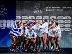 Unser Foto (© Eurokinissi) zeigt Griechenlands Herren-Nationalmannschaft im Wasserball am Sonntag (26.7.) nach ihrem Sieg in Sydney.