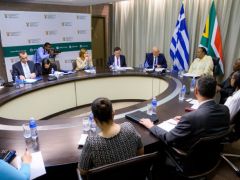 Unser Archivfoto (© Eurokinissi) zeigt den griechischen Außenminister Dendias beim Treffen mit seinem Amtskollegen in der südafrikanischen Hauptstadt Pretoria.