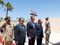 Unser Foto (© Eurokinissi) zeigt Ministerpräsident Kyriakos Mitsotakis (m.) bei seinem jüngsten Besuch in Ägypten.