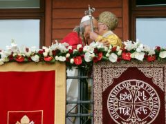 Unser Foto (© Eurokinissi) entstand während des Treffens zwischen Papst Leo XIV und dem Ökumenischen Patriarchen von Konstantinopel Bartholomäus (r.).