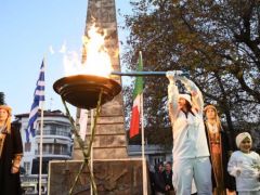 Unser Foto (© Eurokinissi) zeigt die Fackelstaffel der Olympischen Winterspiele 2026