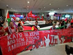 Unser Foto (© Eurokinissi) zeigt Sympathisanten der der „Global Sumud Flotilla“-Teilnehmer am Freitag (22.5.) auf dem Athener internationalen Flughafen „Eleftherios Venizelos“.