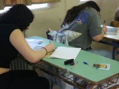 Auch die Universitätszugangsprüfungen (die sog. „Panellinies“) bedeuten für viele Jugendliche eine schwere Belastung. (Foto: © Eurokinissi)