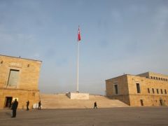 Unser Archivfoto (© Eurokinissi) entstand vor dem Mausoleum des türkischen Staatsgründers Mustafa Kemal Atatürk in Ankara.