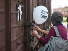 Unser Foto (© Eurokinissi) entstand bei einer Gedenkveranstaltung in der Stadt Thessaloniki im Jahr 2024