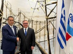 Unser Foto (© Eurokinissi) zeigt den Minister für Umwelt und Energie Stavros Papastavrou (l.) während eines Besuches bei Chevron in den USA.