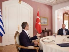 Unser Archivfoto (© Eurokinissi) entstand während eines Treffens zwischen Premierminister Kyriakos Mitsotakis (l.) und dem türkischen Präsidenten Recep Tayyip Erdogan.