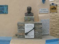 Archivfoto (© Griechenland Zeitung / rs): Eine Büste des Musikers auf der Insel Syros.